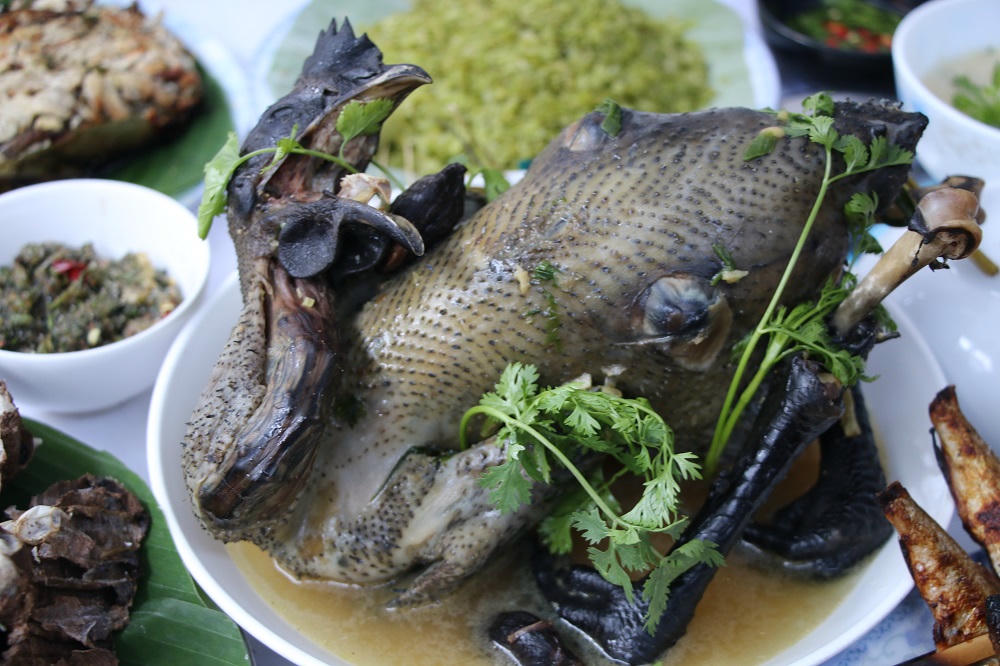 Món gà đen hấp.