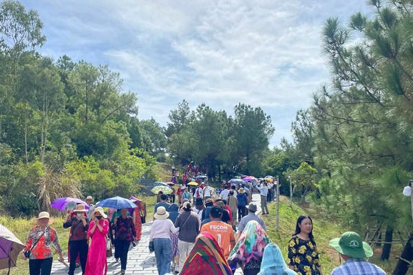 Dòng người về Vũng Chùa tưởng nhớ vị tướng huyền thoại