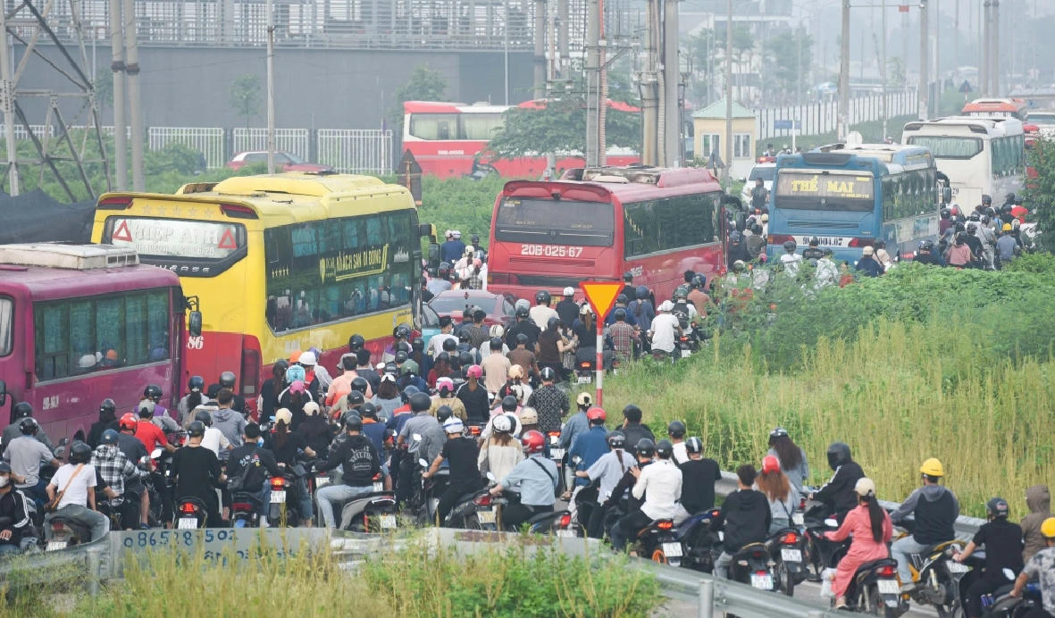 Tình trạng ùn tắc xảy ra vào các giờ cao điểm từ 6 giờ 30 đến 8 giờ 30 sáng và từ 17 giờ đến 19 giờ 30, đặc biệt tại khu vực tổ dân phố Hoàng Mai, phường Nếnh.