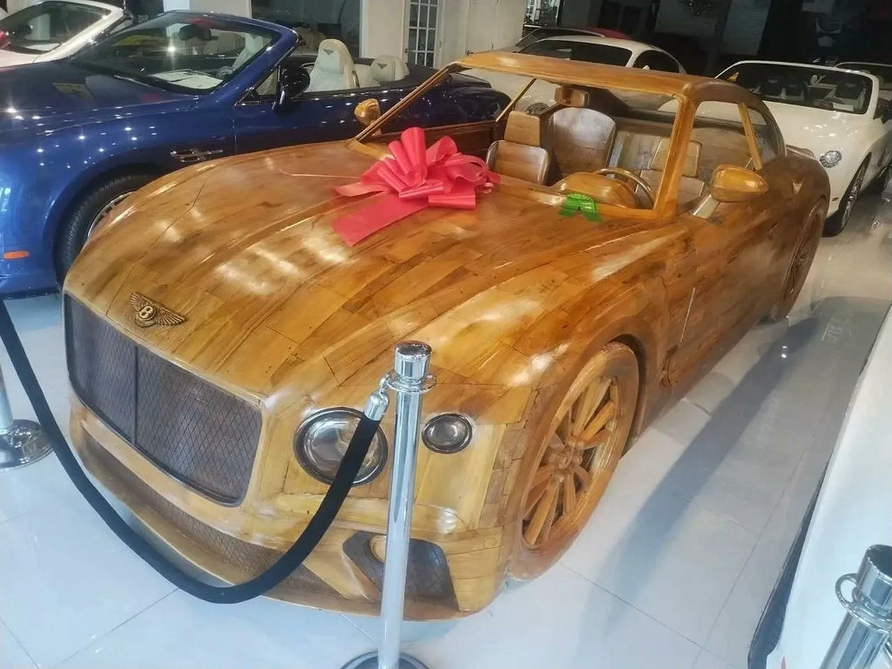 Bentley gỗ khổng lồ được rao bán gần 100.000 USD 