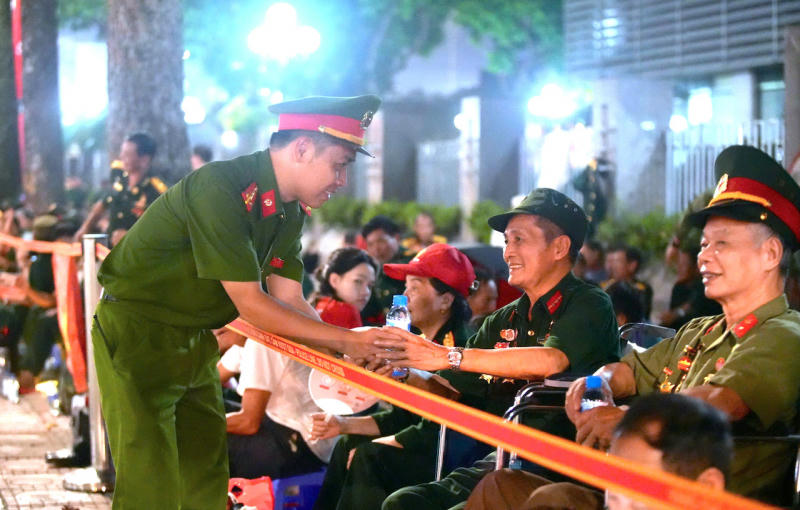 Cán bộ Công an hỗ trợ các cựu chiến binh tại khu vực đường Hùng Vương.