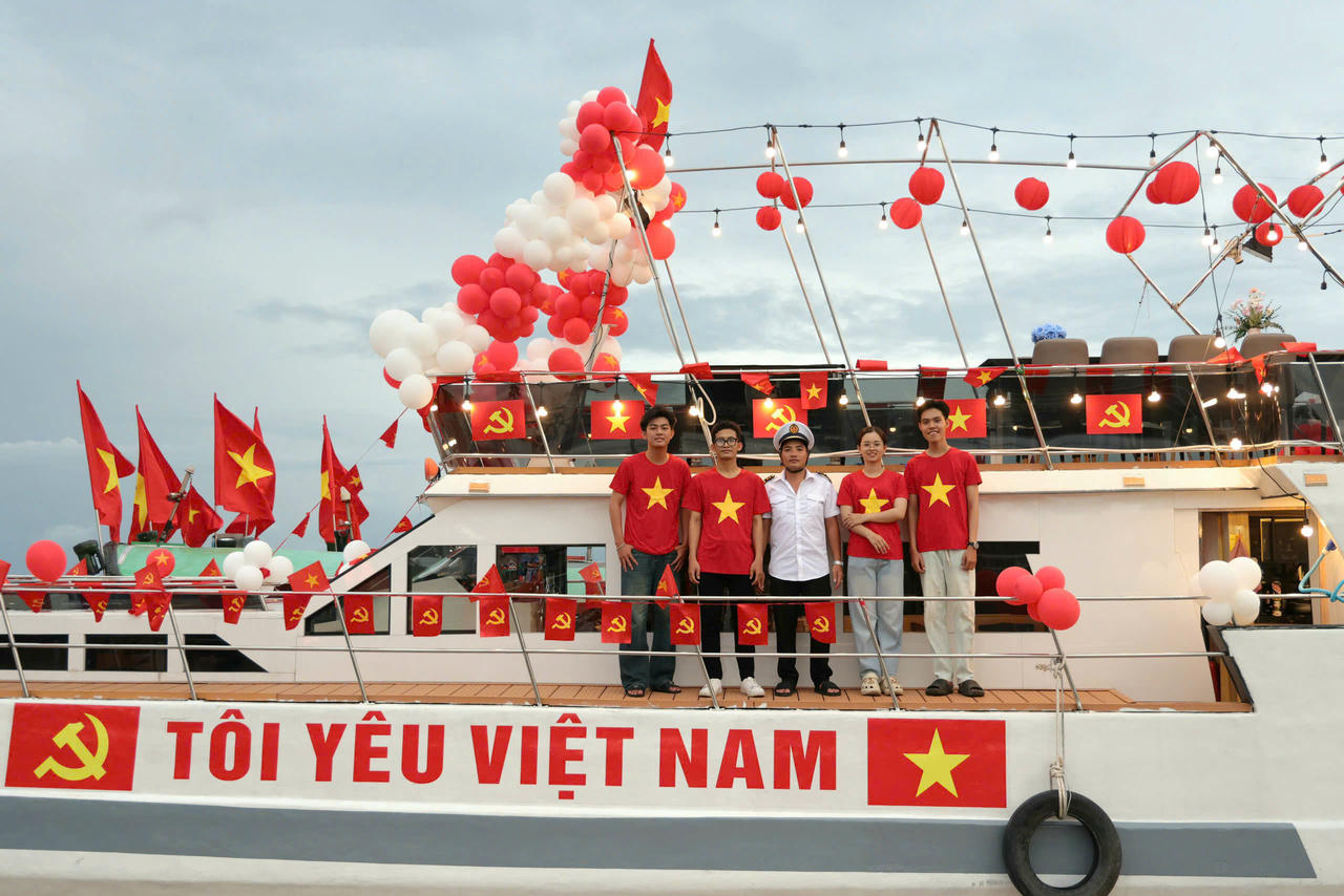 Nhiều tàu du lịch được trang trí cờ đỏ sao vàng, cờ Đảng mừng quốc khánh khiến người dân thích thú.