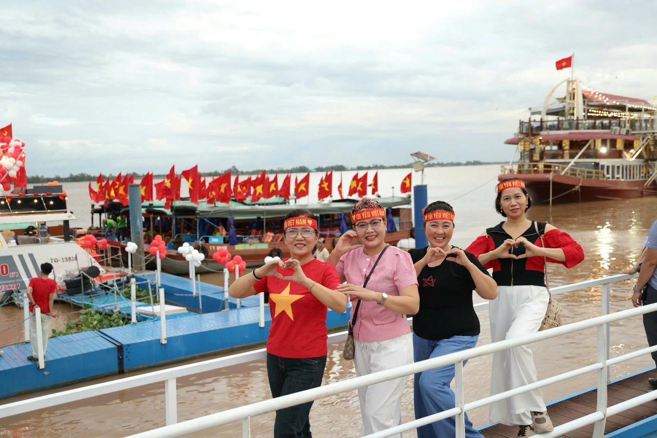 Nhiều du khách thích thú đến với TP Cần Thơ.