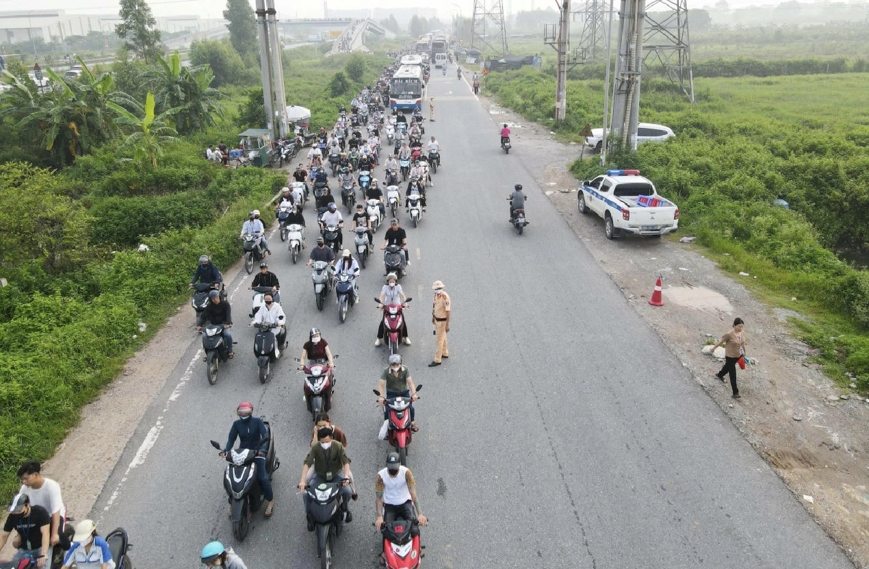 Lực lượng công an thường trực để phân tuyến, phân luồng theo từng đợt tránh gây ách tắc.