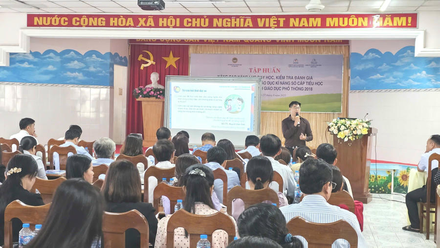 Báo cáo viên khóa tập huấn là các nhà khoa học uy tín - tác giả sách giáo khoa.