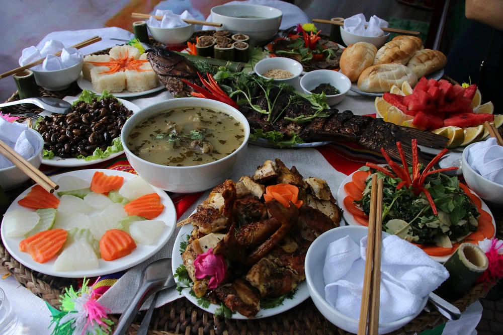 Các món ăn được chế biến mang đậm hương vị núi rừng Tây Bắc.