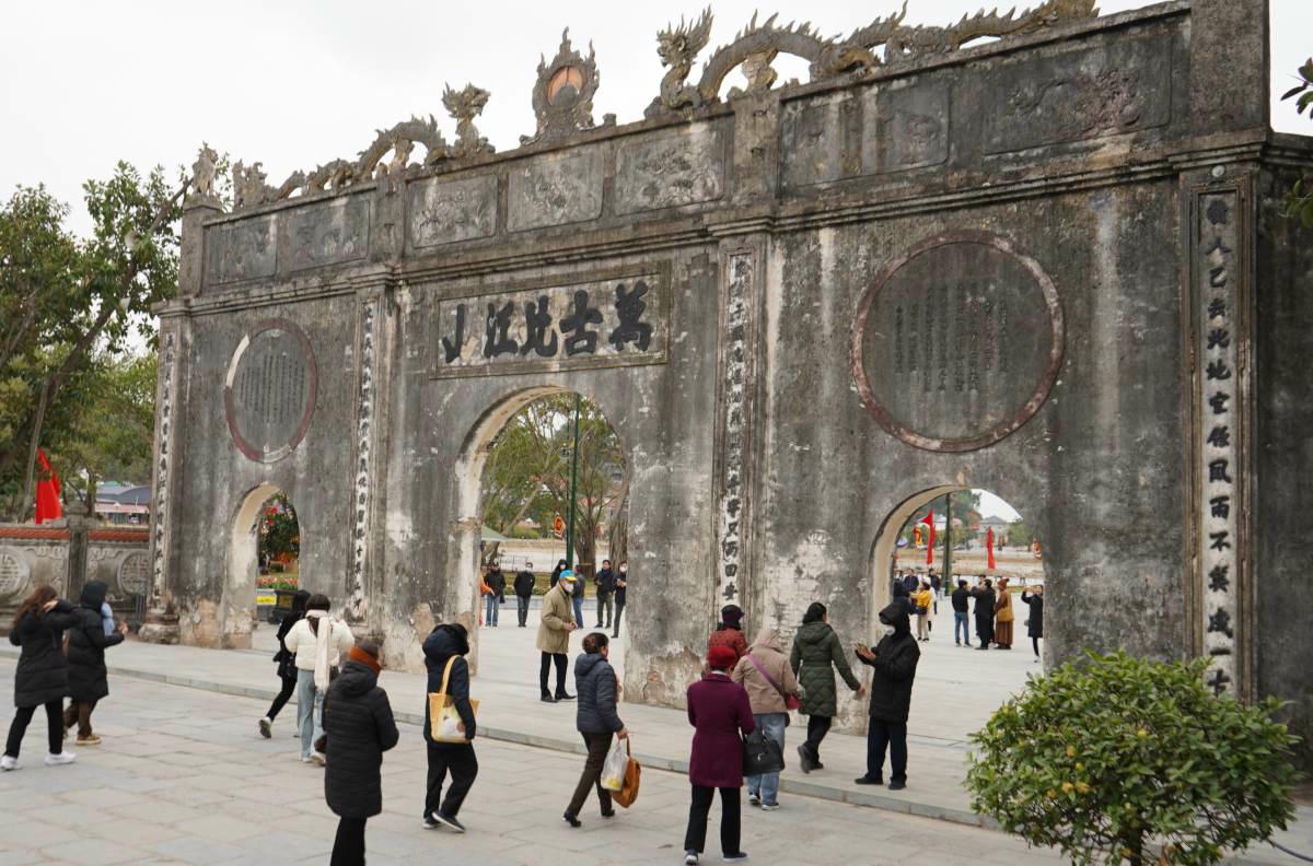 Ngoài phát triển du lịch biển đảo, TP cần chú trọng phát triển du lịch tâm linh, lịch sử để đa dạng hóa các nhóm du khách. Trong ảnh, Khu di tích Đền Kiếp Bạc.