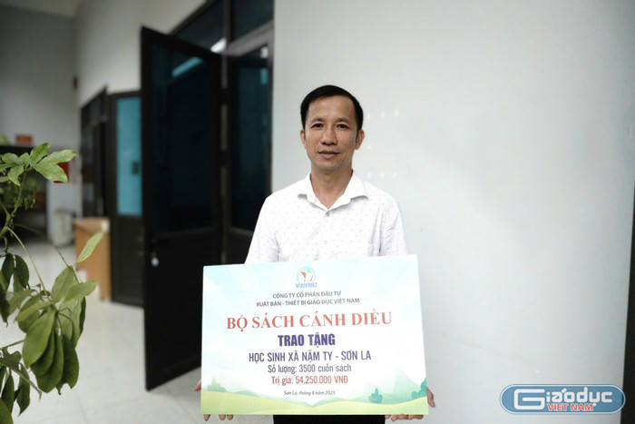 Thầy Hoàng Văn Hùng - Hiệu trưởng Trường Tiểu học và Trung học cơ sở Chiềng Phung. (Ảnh: Ngọc Huyền)