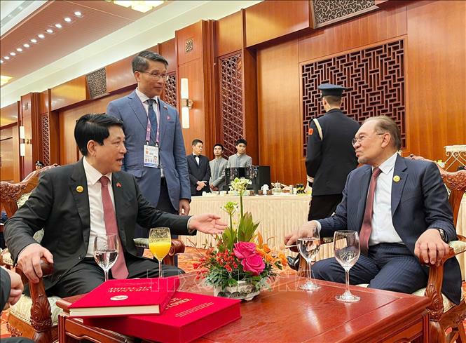 Chủ tịch nước Lương Cường gặp Thủ tướng Malaysia Anwar Ibrahim. Ảnh: TTXVN phát