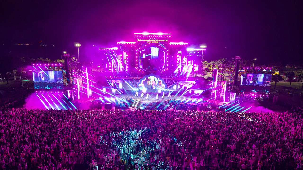 Hàng ngàn người tham dự đêm đại tiệc ánh sáng tại Gia Lai.
