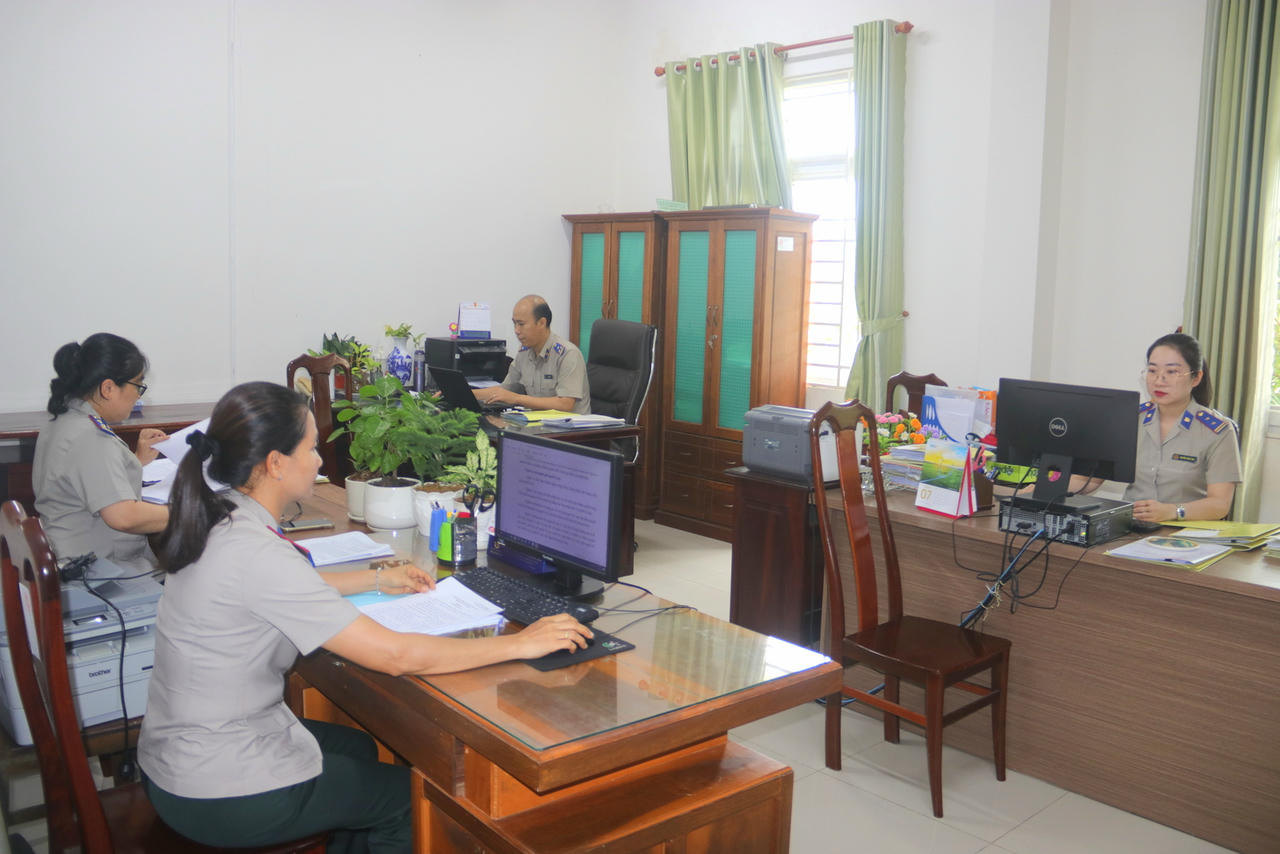 Cán bộ, công chức THADS Cần Thơ luôn nỗ lực hoàn thành công việc