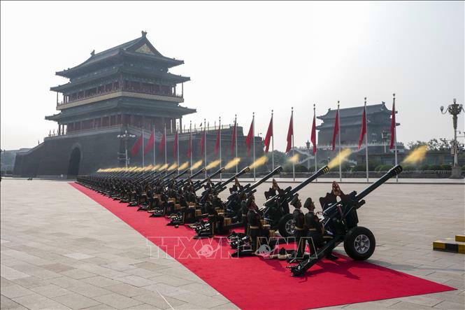Nghi thức bắn đại bác tại Lễ duyệt binh kỷ niệm 80 năm chiến thắng phát xít của nhân dân thế giới ở Bắc Kinh, Trung Quốc, ngày 3/9/2025. Ảnh: THX/TTXVN