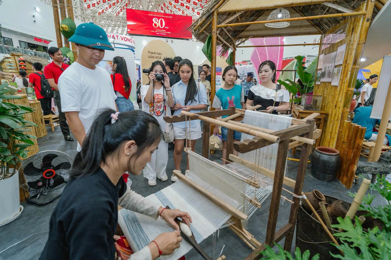 Khung cửi dệt vải trưng bày tại triển lãm.