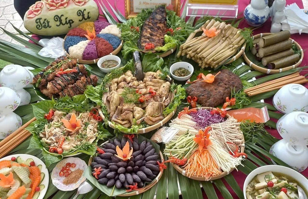 Mâm cỗ "Tết xíp xí" của người Thái trắng luôn hấp dẫn du khách.