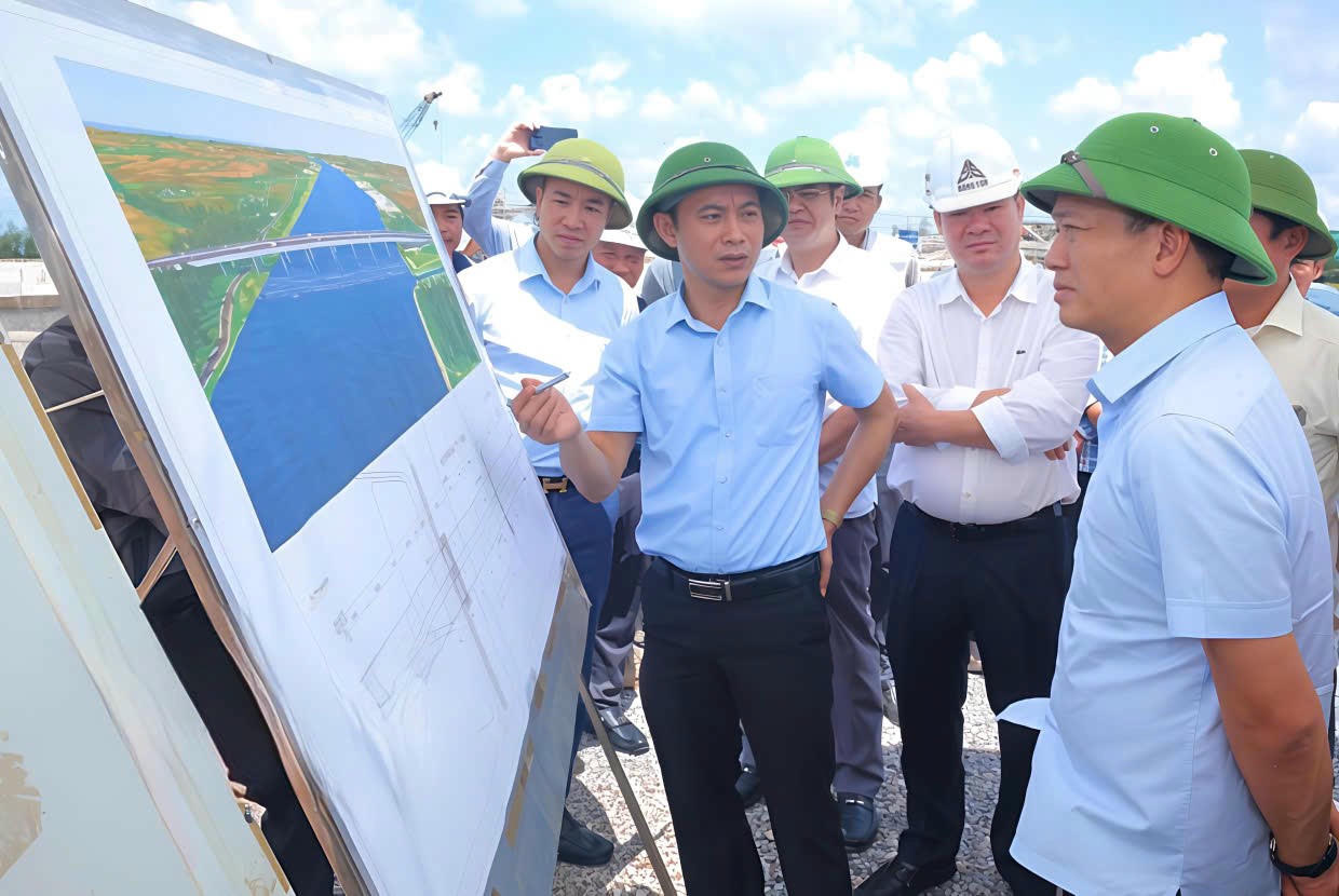 Ông Đinh Văn Phương - Giám đốc Ban QLDA đang báo cáo Phó Chủ tịch UBND tỉnh Ninh Bình  Nguyễn Cao Sơn trong chuyến kháo sát thực tế Dự án xây dựng tuyến đường bộ mới Nam Định - Lạc Quần - Đường ven biển.