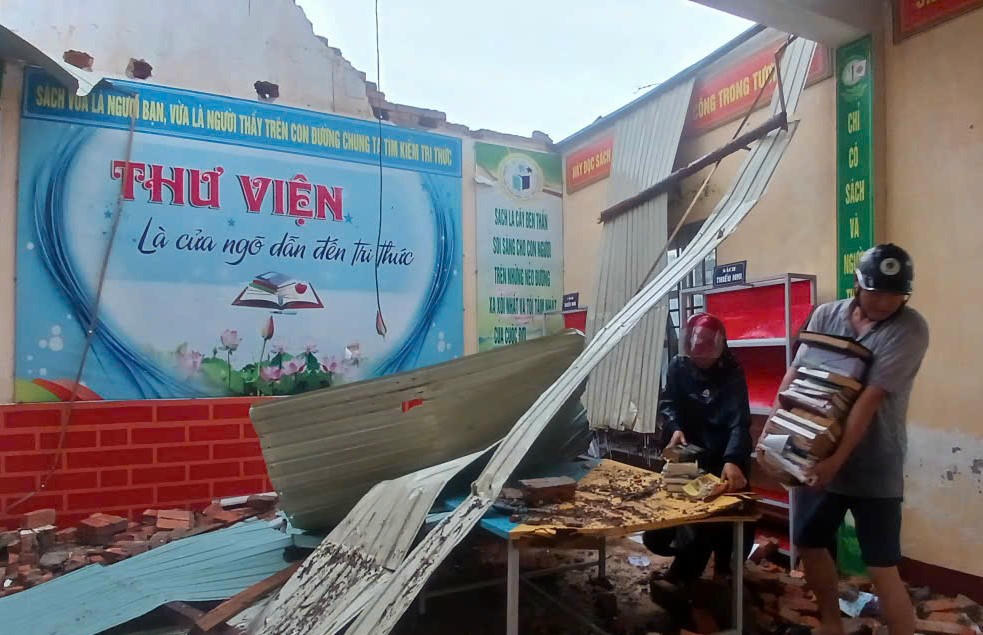 Dãy nhà thư viện, phòng học thực hành tại trường THCS Sơn Lộc bị bão cuốn sập nóc, mái chưa thể khắc phục.