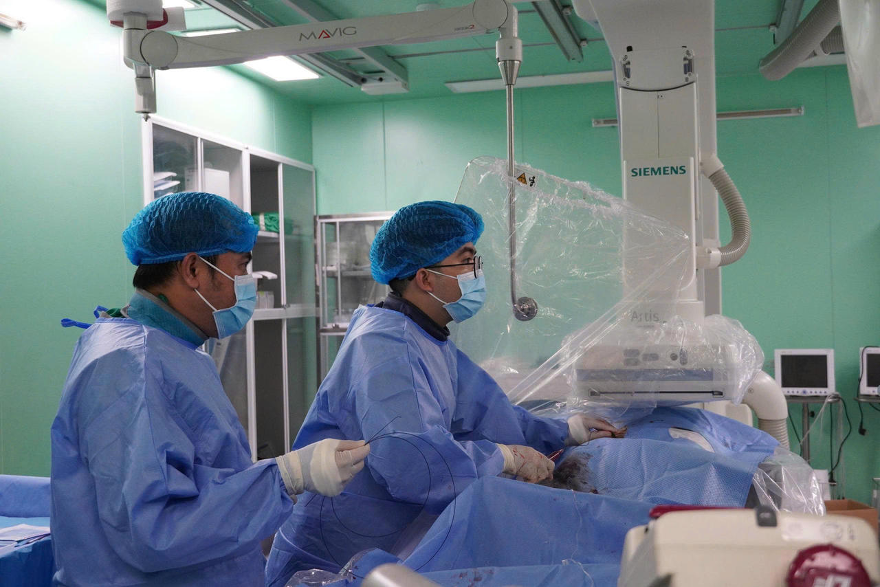 Ê-kip bác sĩ tiến hành can thiệp cho bệnh nhân