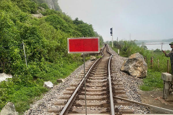 Đường sắt Bắc - Nam gián đoạn vì sạt lở đá