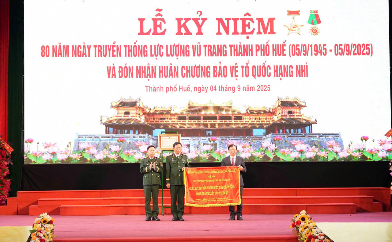 Ông Lê Trường Lưu, Ủy viên Ban Chấp hành Trung ương Đảng, Bí thư Thành ủy, Chủ tịch HĐND TP Huế trao Bức trướng tặng LLVT TP Huế.