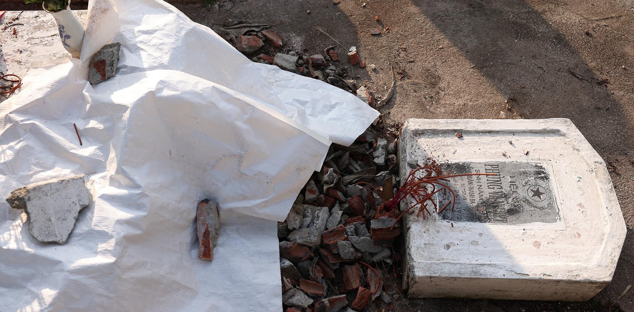 Một phần mộ liệt sĩ đang tháo dỡ tại nghĩa trang Đồng Xuân. Ảnh: Xuân Hồng