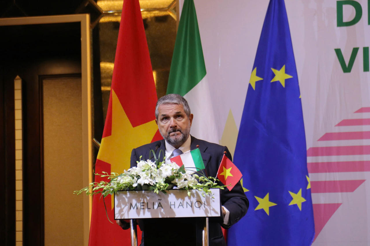 Thứ trưởng Bộ Doanh nghiệp và Sản phẩm sản xuất Italia Valentino Valentini phát biểu tại diễn đàn.