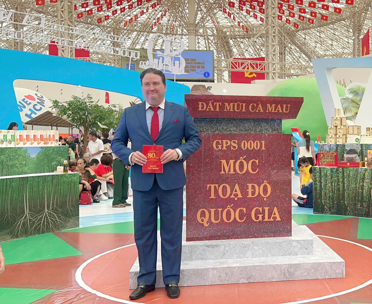 Đại sứ Hoa Kỳ Marc E. Knapper chụp ảnh lưu niệm tại mô hình Mốc tọa độ quốc gia Đất Mũi kèm theo lời hứa “sẽ đến Cà Mau trong thời gian gần nhất.