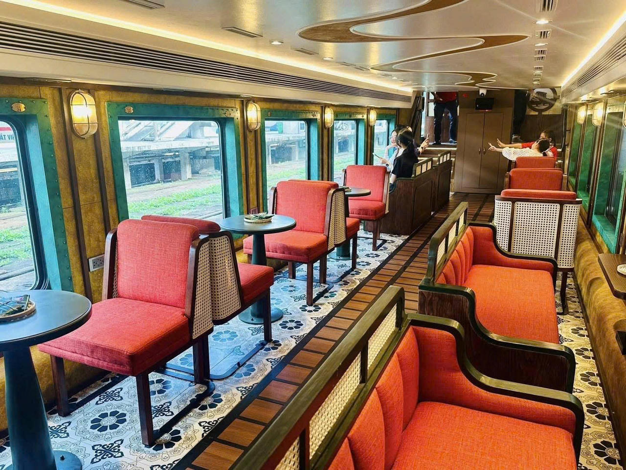 Về giá vé, mức dự kiến dao động từ 550.000 đến 750.000 đồng/người, tùy hạng ghế và toa tàu.