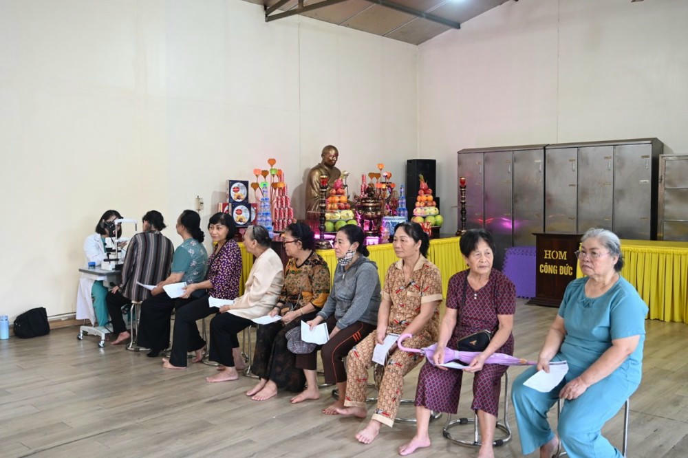 Hải Phòng: Chùa Hưng Long – Linh Quang khám chữa mắt miễn phí cho người dân mùa Vu Lan