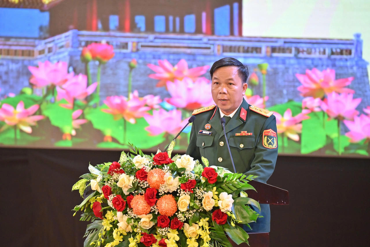 Thượng tá Trương Viết Hải, Chính ủy Bộ CHQS TP Huế đọc Thư khen của Bộ trưởng Bộ Quốc phòng.