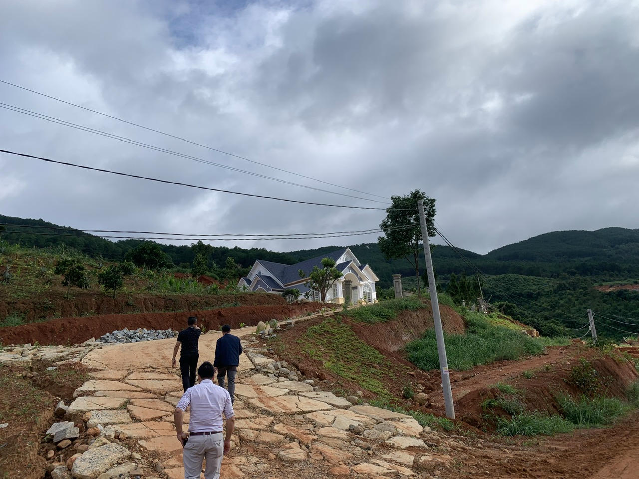 Cơ quan chức năng kiểm tra tình hình sạt trượt đất gần khu vực xã Đông Thanh cũ, nay là xã Nam Ban Lâm Hà.