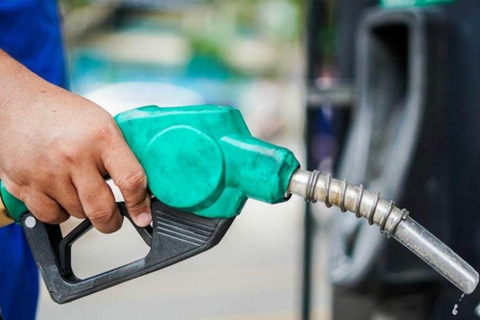 Giá xăng lại tăng lần thứ ba liên tiếp