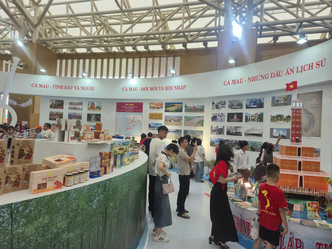 Mô hình Cột cờ Hà Nội tại Mũi Cà Mau được tái hiện bằng 800 quyển sách.