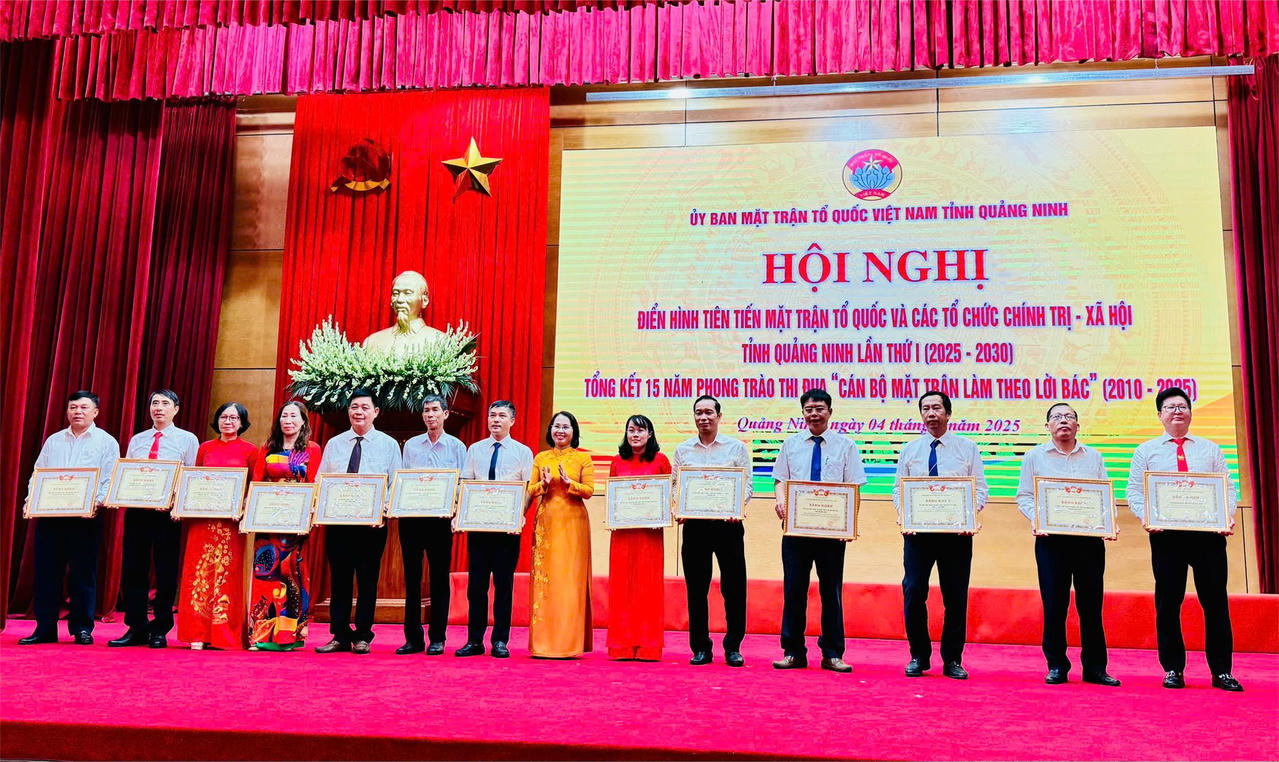 Bà Trịnh Thị Minh Thanh, Phó Bí thư Thường trực Tỉnh ủy, Chủ tịch HĐND tỉnh Quảng Ninh tặng Bằng khen của Ủy ban MTTQ tỉnh cho tập thể có thành tích xuất sắc.