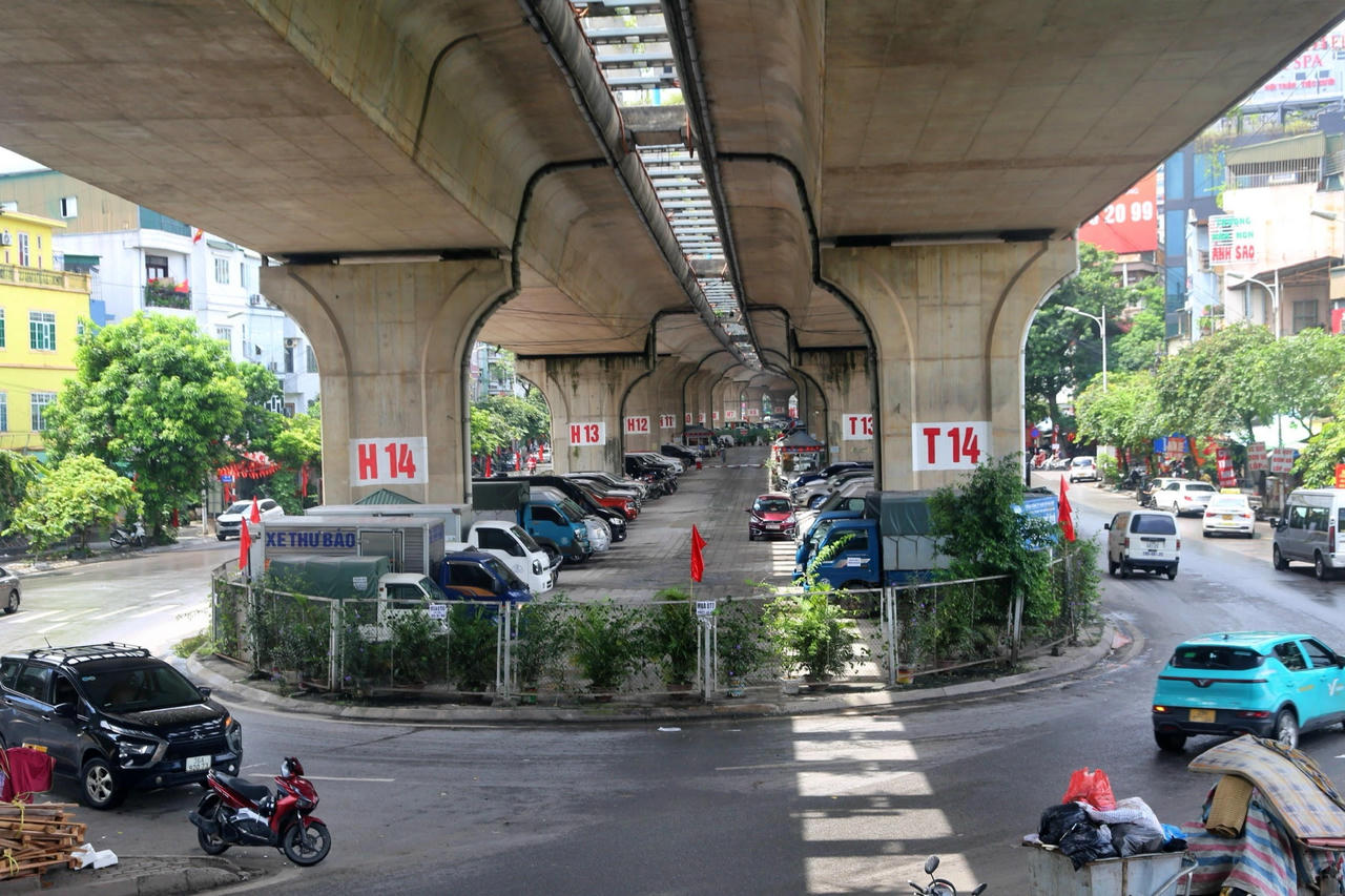 Hà Nội yêu cầu xoá bãi trông xe dưới gầm cầu cạn trước 30/10