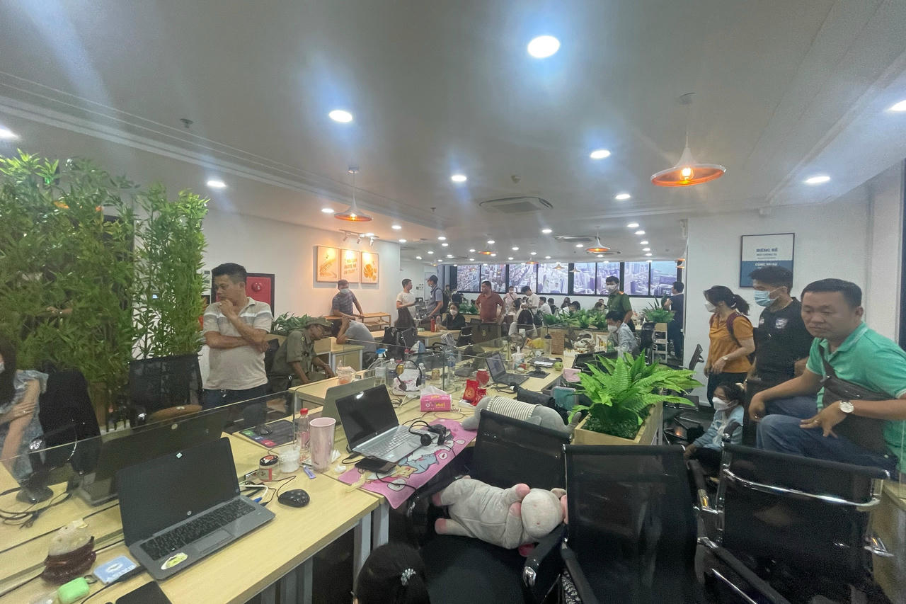 Băng nhóm lừa đảo lập trang web giả danh 'sàn chứng khoán quốc tế'