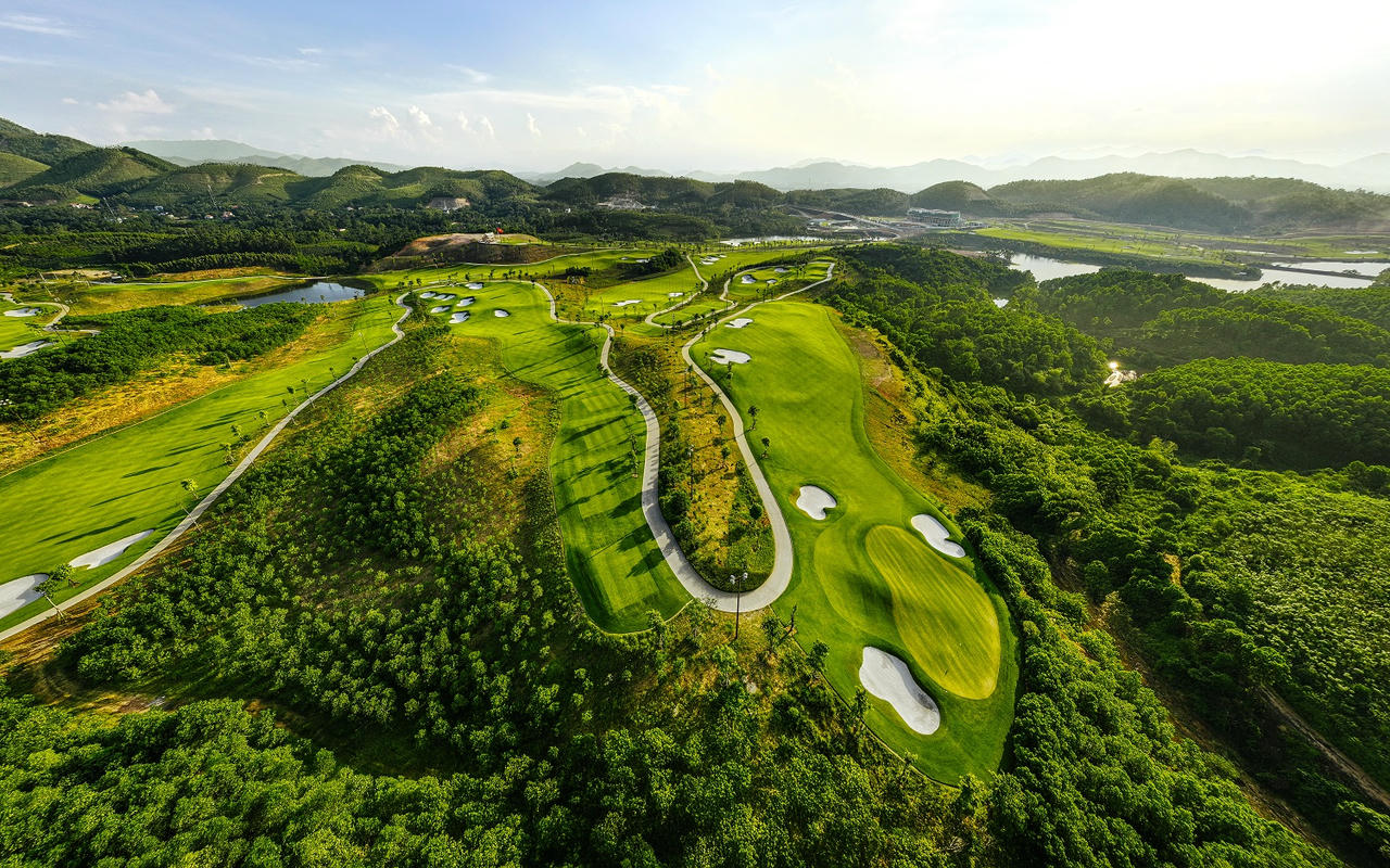 Văn Lang Empire T&T Golf Club là sân golf 5 sao chất lượng cao.