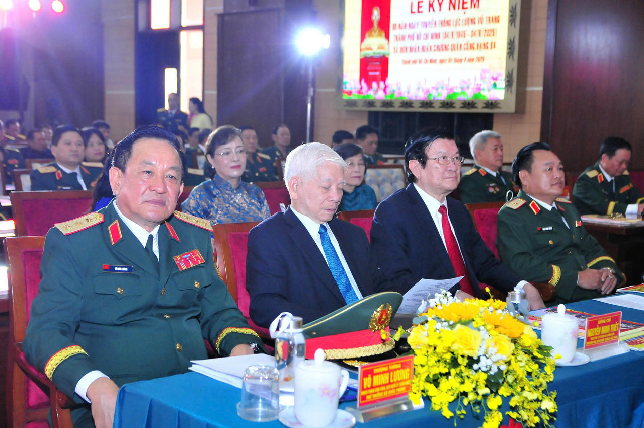 Các đồng chí Nguyễn Minh Triết, Trương Tấn Sang và các đại biểu tham dự Lễ kỷ niệm 80 năm Ngày truyền thống Lực lượng vũ trang TP Hồ Chí Minh (4/9/1945 - 4/9/2025) và đón nhận Huân chương Quân công hạng Ba.