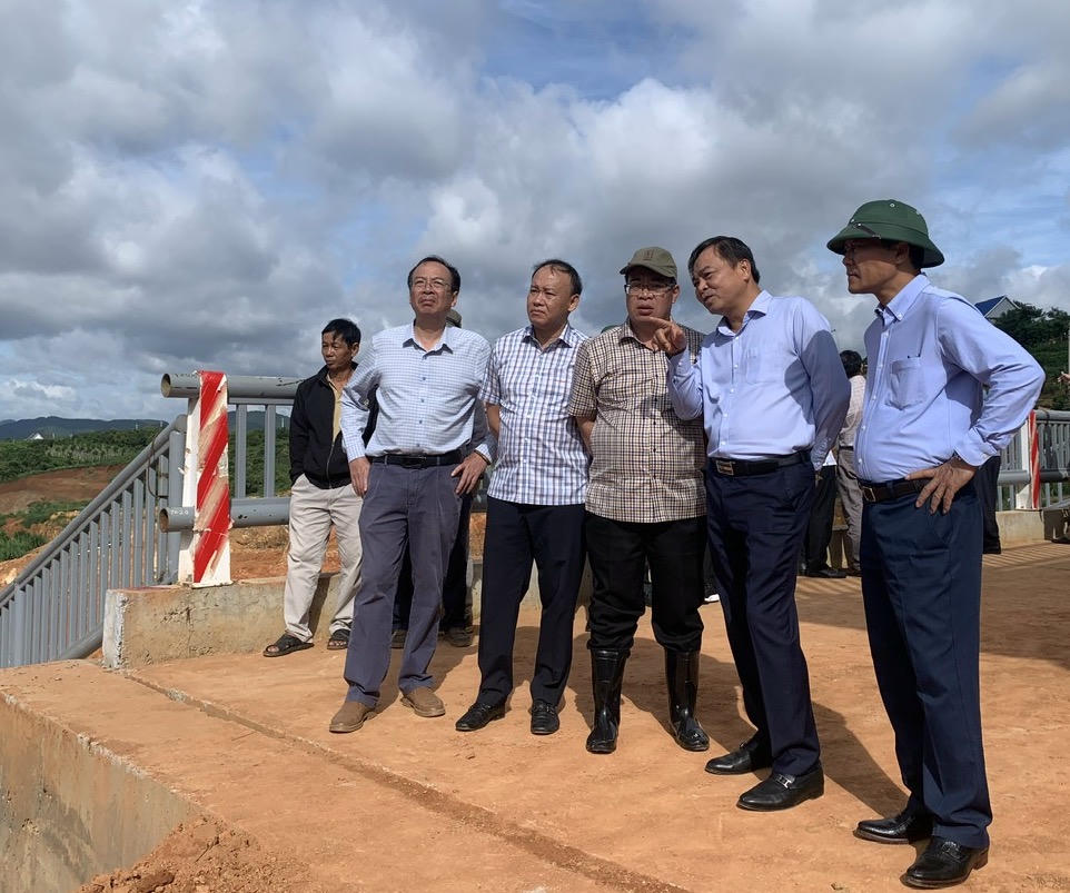 Lãnh đạo Bộ Nông nghiệp và Môi trường và UBND tỉnh Lâm Đồng kiểm tra tại dự án hồ chứa nước Đông Thanh.