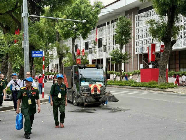 Bí mật phía sau “1 giờ sạch sẽ” sau diễu binh A80 ở Hà Nội
