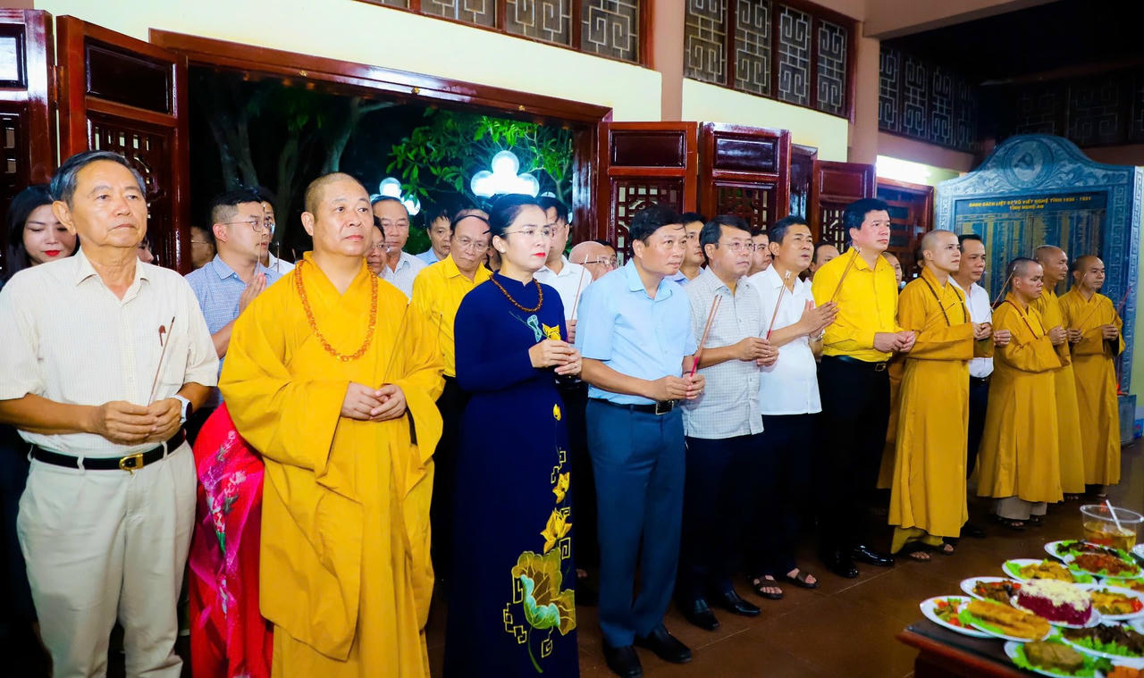 Các đại biểu dâng hương tại Nhà tưởng niệm liệt sĩ Xô viết Nghệ Tĩnh. Ảnh: T.D