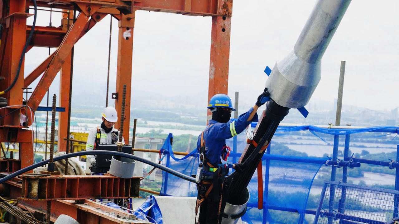 Công nhân căng bó cáp dây văng tại dự án cầu Phước An.