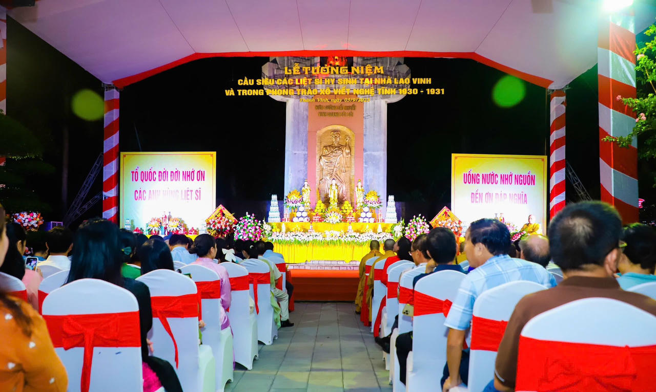 Lễ cầu siêu tổ chức tại Đài tưởng niệm trong khuôn viên Bảo tàng Nghệ An - Xô viết Nghệ Tĩnh. Ảnh: T.D