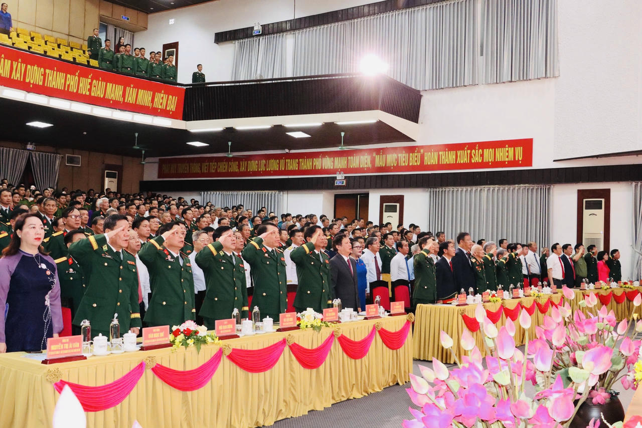 Các đại biểu thực hiện nghi thức Chào cờ.