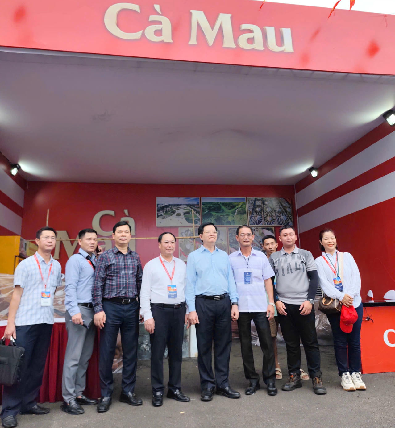 Phó Thủ tướng Chính phủ Mai Văn Chính tham quan, chụp ảnh tại gian trưng bày của tỉnh Cà Mau tại Triển lãm thành tựu đất nước, tổ chức tại Hà Nội.