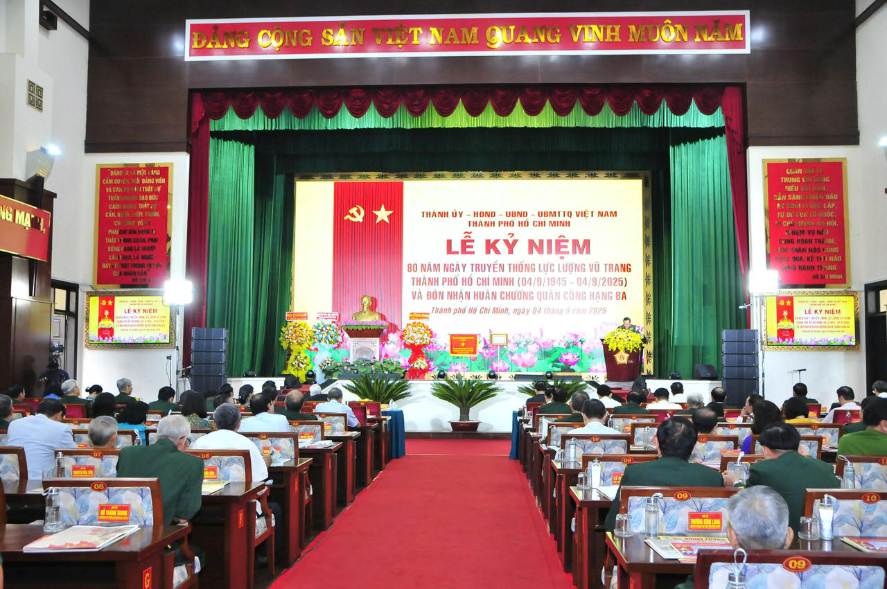 Lễ kỷ niệm 80 năm Ngày truyền thống Lực lượng vũ trang TP Hồ Chí Minh (4/9/1945 - 4/9/2025) và đón nhận Huân chương Quân công hạng Ba.