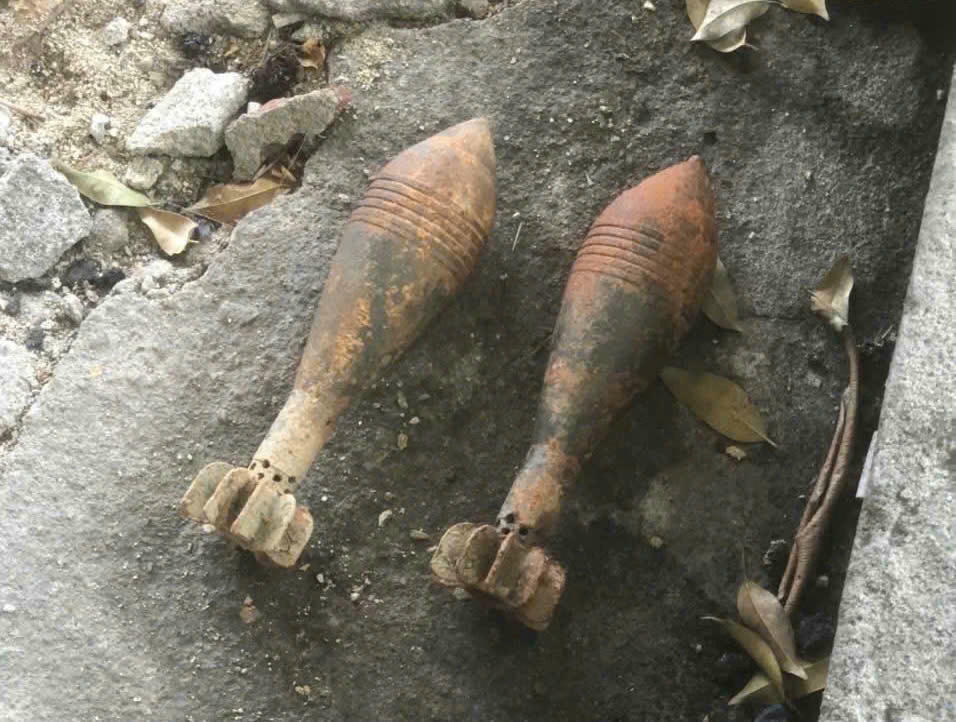 Người dân phát hiện hai quả đạn cối khi làm vườn. 