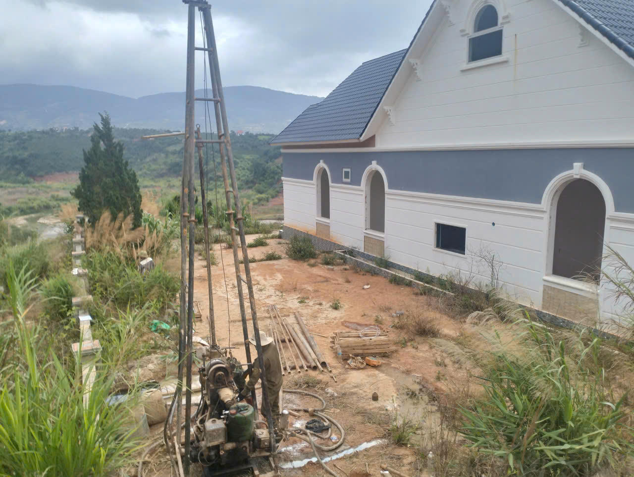 Cơ quan chuyên môn khoan địa chất ở khu vực sạt trượt đất.