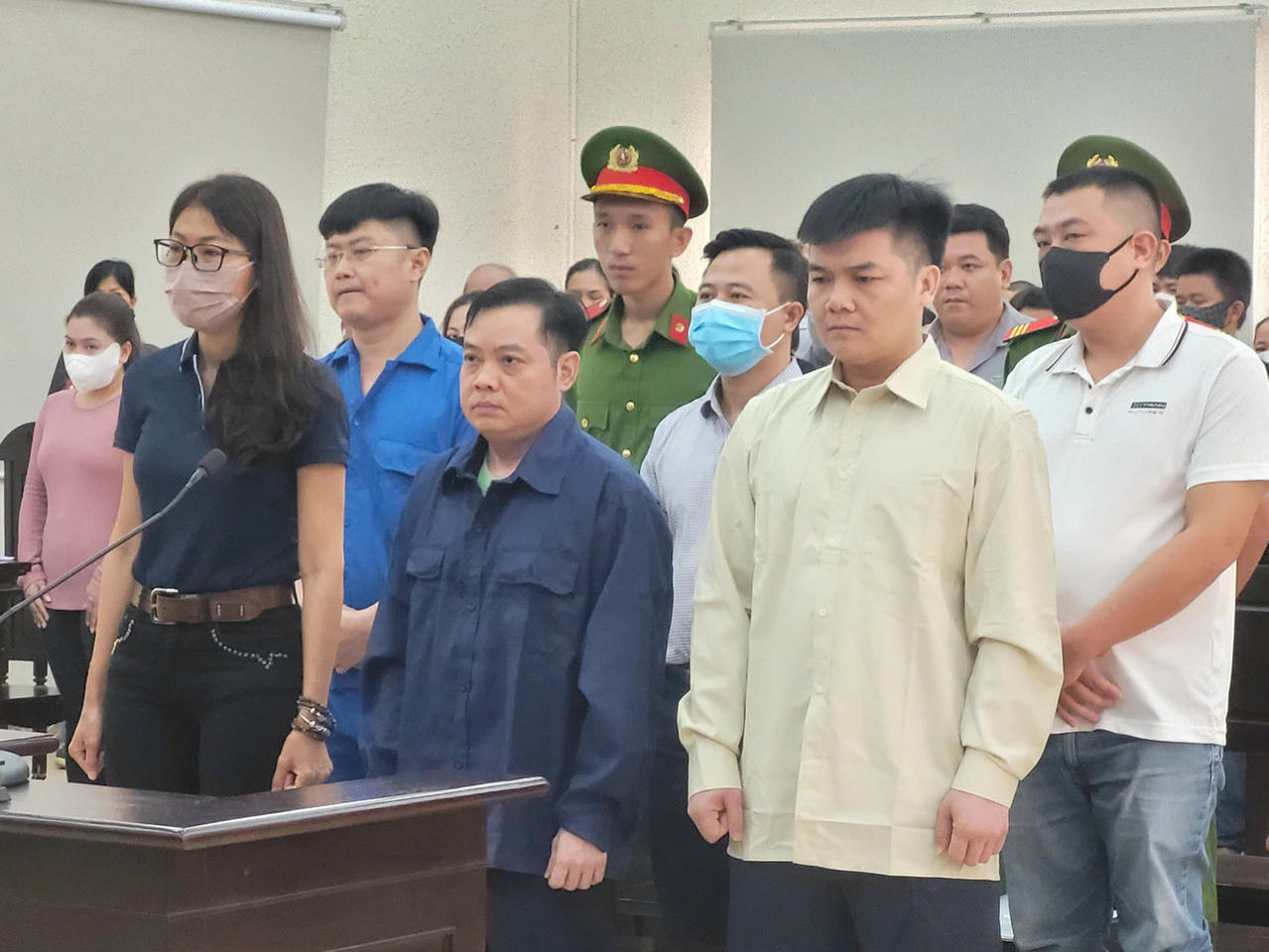 Các bị cáo trong phiên phúc thẩm.