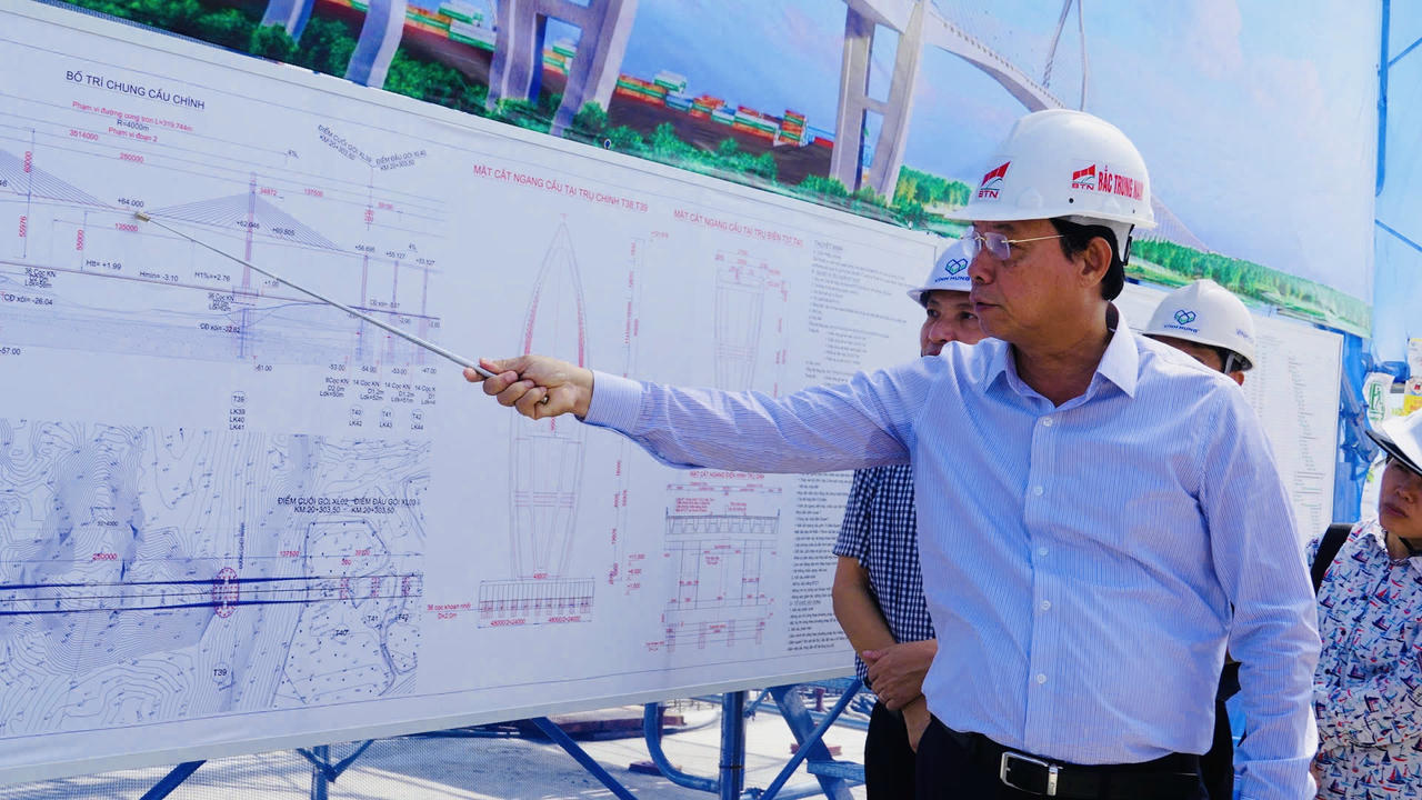 Phó Chủ tịch Thường trực UBND TP. HCM Nguyễn Văn Thọ kiểm tra tiến độ cầu Phước An, công trình kết nối cảng Cái Mép - Thị Vải với cao tốc Bến Lức - Long Thành.