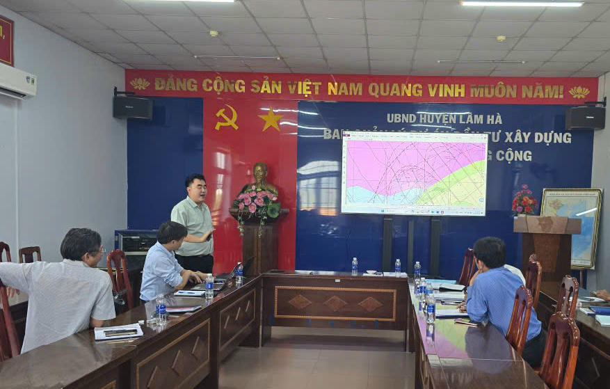 Chủ đầu tư dự án làm việc với các chuyên gia về địa chất.